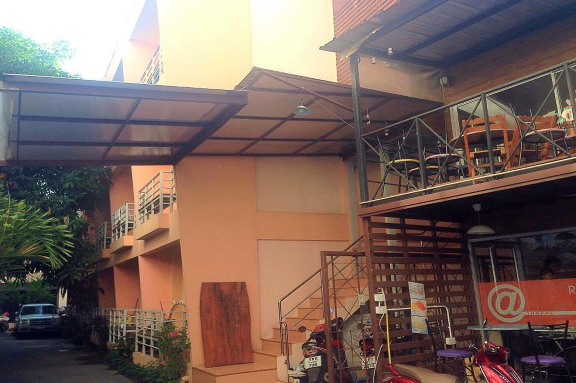 At Thapae Guest House - Chiang Mai — Photos 2
